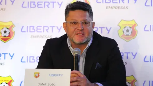 Jafet Soto en problemas: figura del plantel se va inesperadamente al fútbol extranjero.