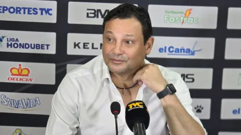 Jeaustin Campos prepara una limpia en el plantel de Real España tras no llegar a la final de Honduras