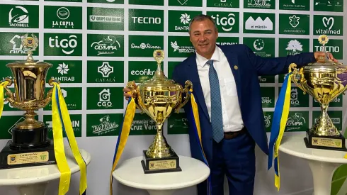 Mauricio Tapia es presentado en Antigua y confirma los refuerzos que tanto quería la afición