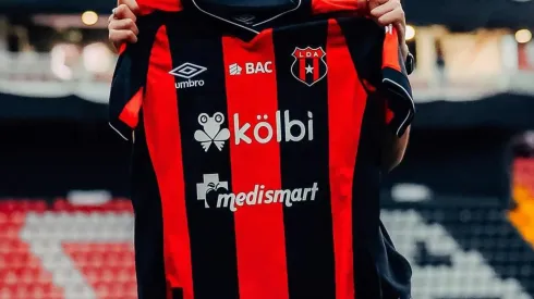 Alajuelense llama la atención con una bienvenida.