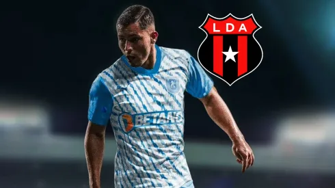 Carlos Mora sorprende a Alajuelense.