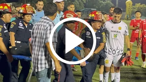 Angustia y dramatismo en Guatemala: futbolista tico queda inconsciente tras un pelotazo y debe ser hospitalizado.