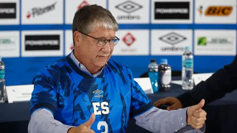 Bolillo Gómez toma su primera gran decisión en El Salvador y hace lo que no quiso David Dóniga.