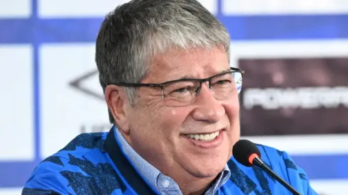 El técnico colombiano sonríe ante la gran noticia.