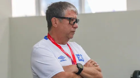 Bolillo Gómez recibe una mala noticia que complica en El Salvador