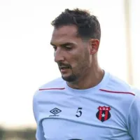 Mientras enfrenta una denuncia, en Alajuelense toman una decisión con Celso Borges