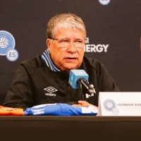 “Llegó al país”: Bolillo Gómez suma una nueva incorporación a El Salvador en el momento menos esperado