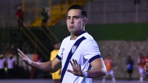 El delantero chapín recibe una mala noticia.