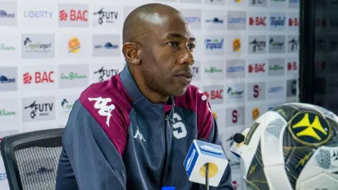 El técnico morado le habló a sus jugadores.