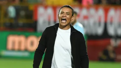 El técnico no tuvo una buena reacción en conferencia.