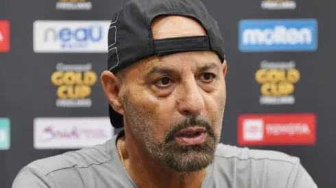 El entrenador chileno se muestra fuera de Nicaragua.