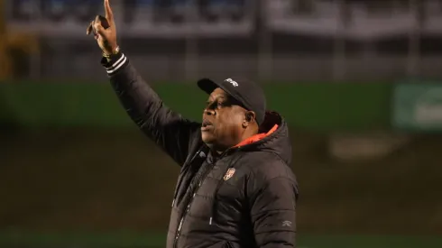 Hernán Medford sigue en su lucha al darle un fuerte golpe al campeón de Guatemala