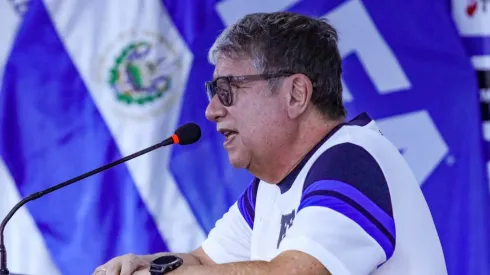 Rival de la Selección de El Salvador da noticia que pone en alerta a El Bolillo Gómez