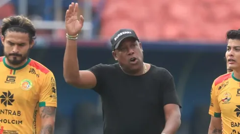 Hernán Medford es protagonista de un momento inusual en el futbol de Guatemala