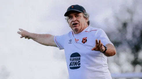 Alajuelense deja un refuerzo en manos de Machillo Ramírez.