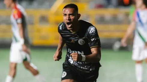 Alejandro Reyes estampó su firma este día.