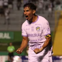 Chucho López propina fuerte golpe a los aficionados de Comunicaciones