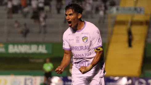 Chucho López propina fuerte golpe a los aficionados de Comunicaciones