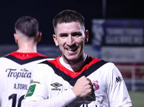 Canhoto muestra su nueva camiseta tras irse de Alajuelense