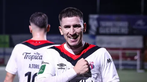 Canhoto muestra su nueva camiseta tras irse de Alajuelense
