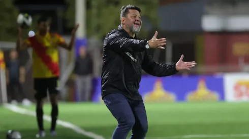 Jafet Soto avanza por un ex Alajuelense.