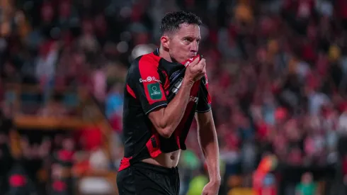 Bryan Oviedo analiza diferentes ofertas.