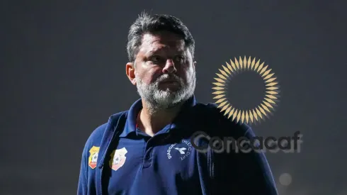 Jafet Soto es golpeado por la Concacaf.