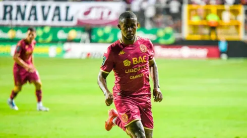 Destino europeo: mientras todos lo critican en Saprissa, Gustavo Herrera recibe un mensaje impensado sobre su futuro