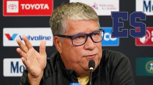 El Bolillo Gómez en conferencia de prensa con la Selección de El Salvador