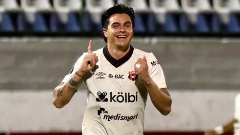 Campos celebra su único gol en este semestre.