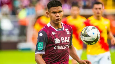 El volante de Saprissa tuvo que ser hospitalizado.