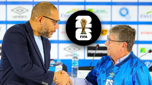 Yamil Bukele le da la mano a Hernán "Bolillo" Gómez durante su presentación en El Salvador.