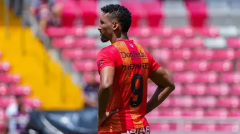 Marcel Hernández lanza un anuncio.