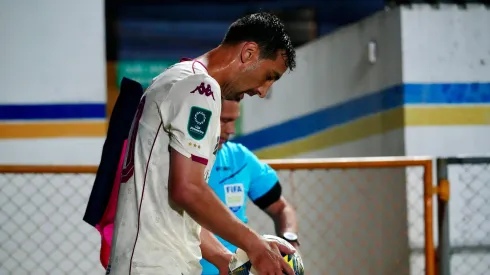 Mariano Torres quedó mal parado. (Foto: Saprissa)