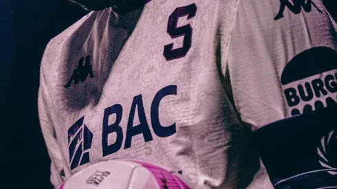 Fuerte cruce entre dos ex Saprissa. (Foto: Saprissa)