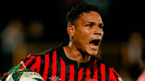 El futbolista rojinegro tuvo un gesto con la afición.