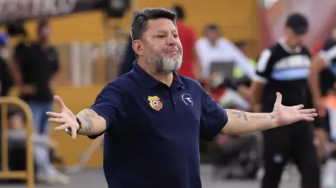 Jafet Soto es atacado por otro directivo. (Foto: Teletica)