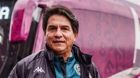 Vladimir Quesada le marca la cancha a Alajuelense.