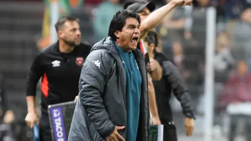 Vladimir Quesada explotó dentro del campo.