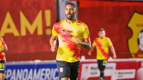 Marcel Hernández enfocado en su proyecto.