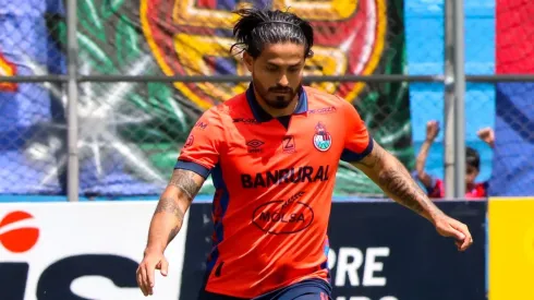 El futbolista de los Rojos renovó su contrato.