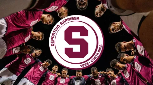 Vladimir Quesada le muestra la salida de Saprissa.