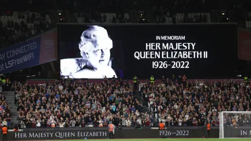 West Ham rinde homenaje a la fallecida Reina Isabel – Fuente: Getty
