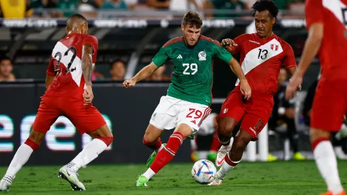 Santi Giménez está peleando uno de los tres lugares para ir al Mundial | Getty Images.
