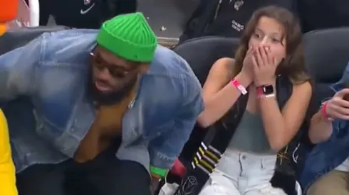 LeBron James se sentó al lado de una fanática. | NBA
