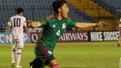 Luis Navarrete festejando el segundo gol de México para ganar el Premundial de la CONCACAF sub-17.
