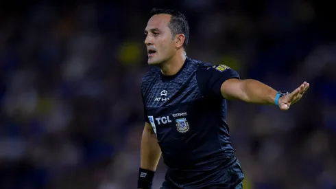 El árbitro Fernando Espinoza se pasó de la raya. | Getty Images
