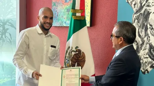 Momento en el que Matheus Doria recibe el certificado oficial de naturalización como ciudadano mexicano
