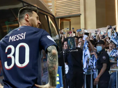 Messi llega en avión privado a Pekín y es recibido por cientos de personas