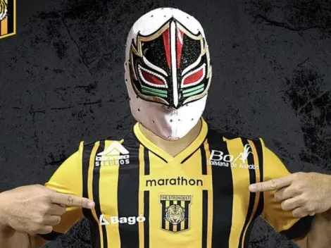 Mexicano se presenta en su nuevo club con máscara de luchador